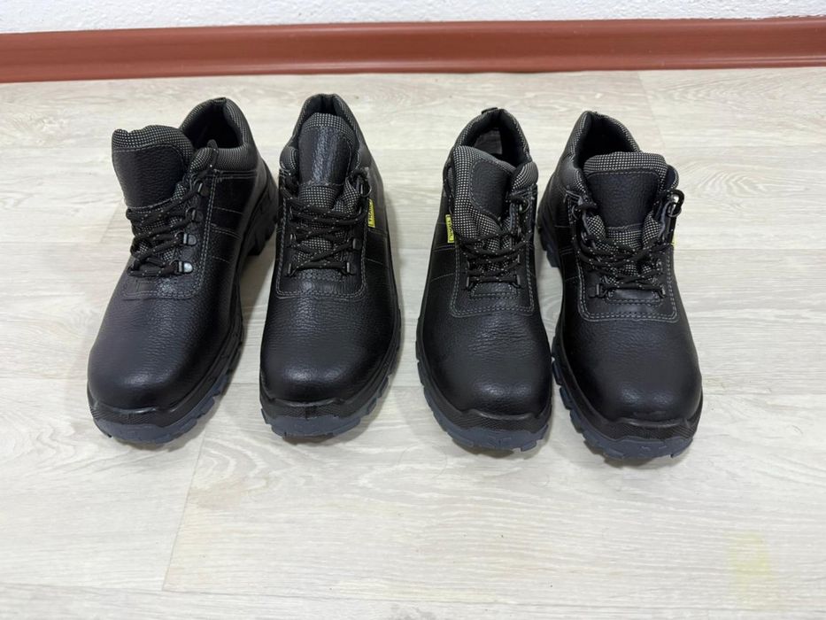 Продам новые спецботинки