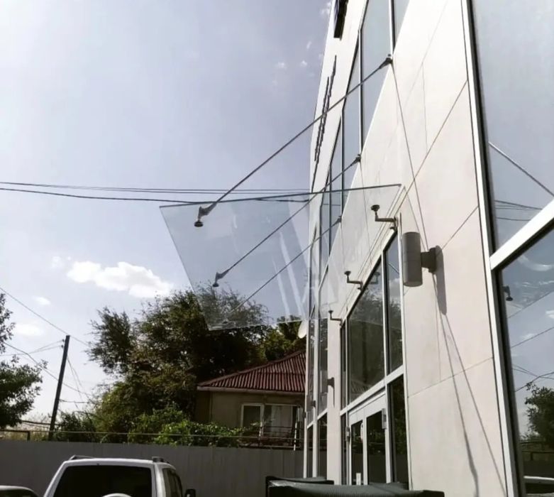 Стеклянные перегородки и перила