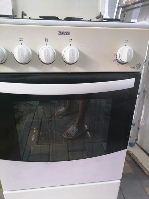Vând aragaz Zanussi cu 4 ochiuri
