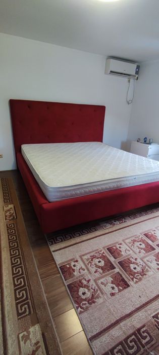Pat matrimonial tapițat cu somiere din lemn masiv