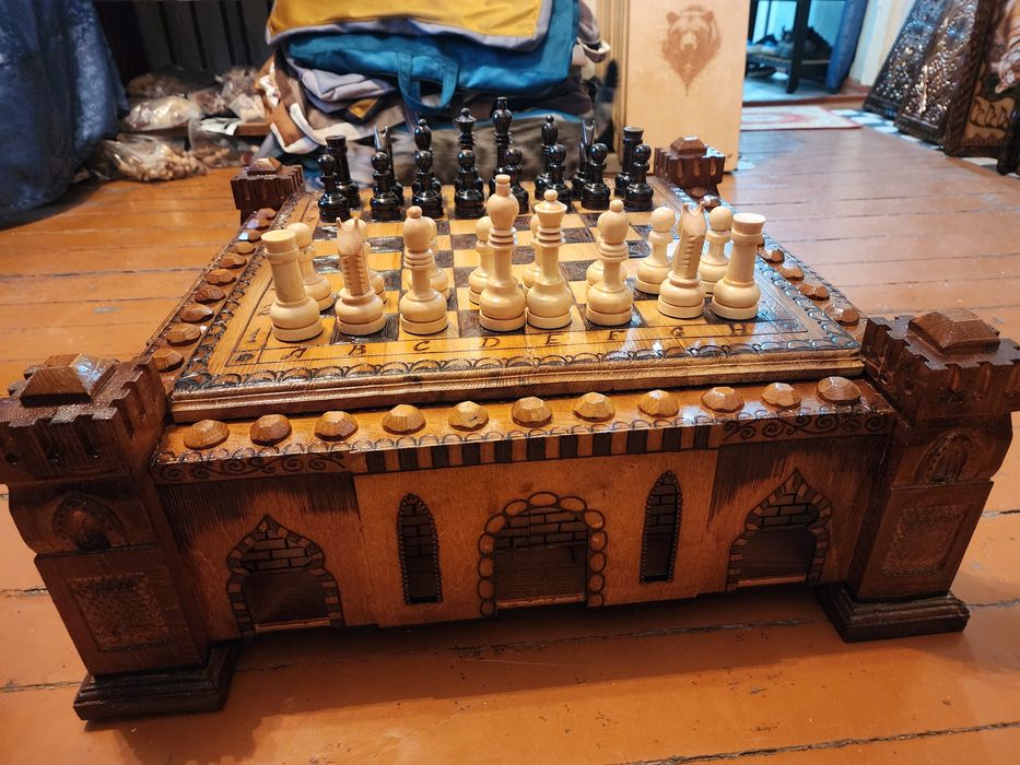 Шахматы  ручной работы "Замок" размер 70х70