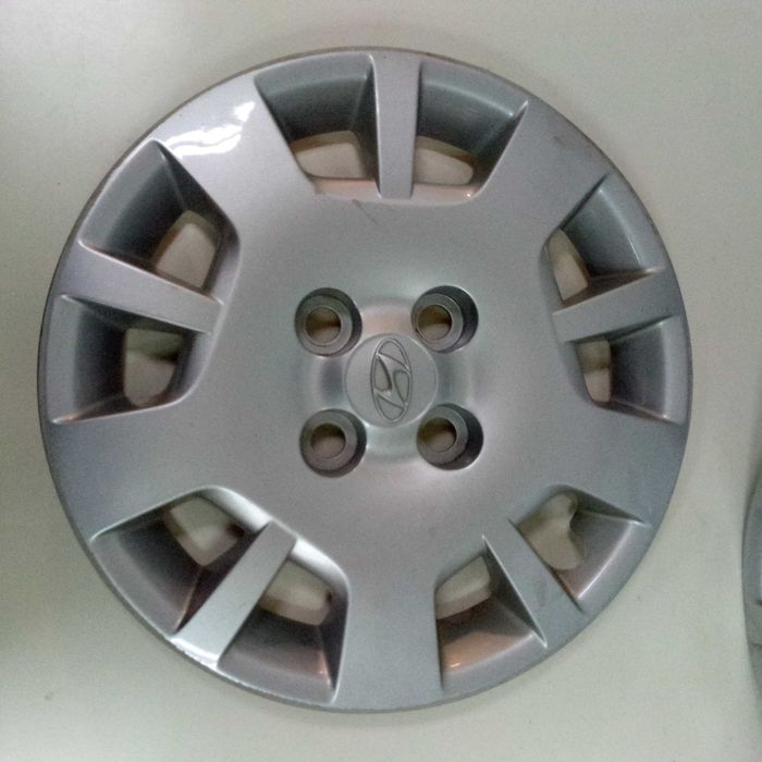 Тасове за Хюндай и20ка 14 и 15 цола имам, 4 броя ОРИГИНАЛНИ