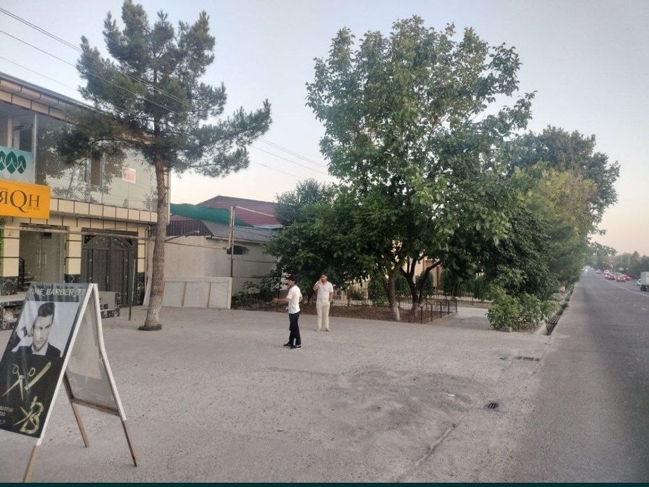 Парвоз, Уч кахрамон! Продается 11 соток вдоль дороги с арендаторами