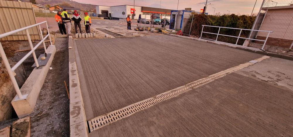 Beton Elicopterizat cu Quart, Turnare Beton  finisat mecanic cu elicopter si Cuarț in curte, sapa elicopterizata  din beton, ciment sclivisit