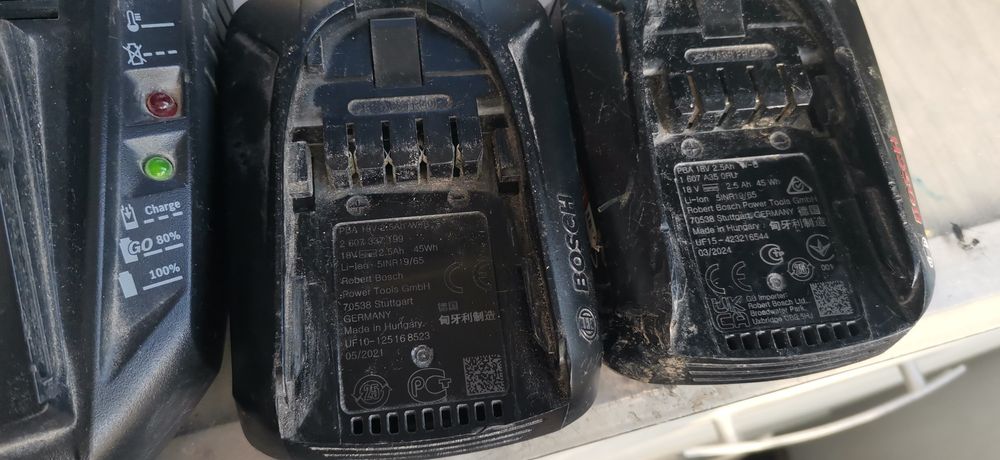 Încărcător și acumulator Bosch 18v verde