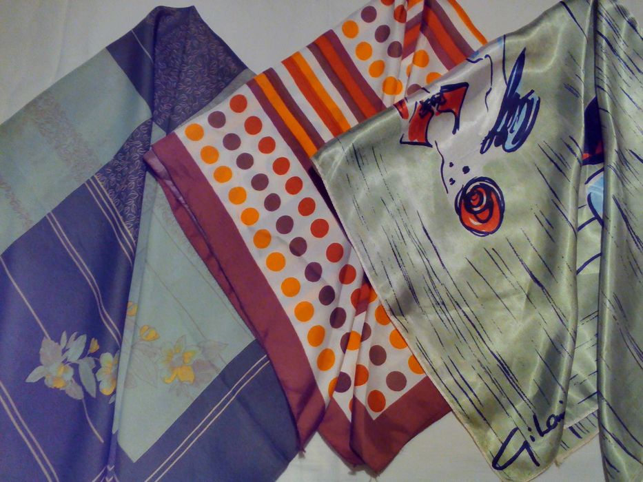 продавам велурени ръкавици и дамски шалове