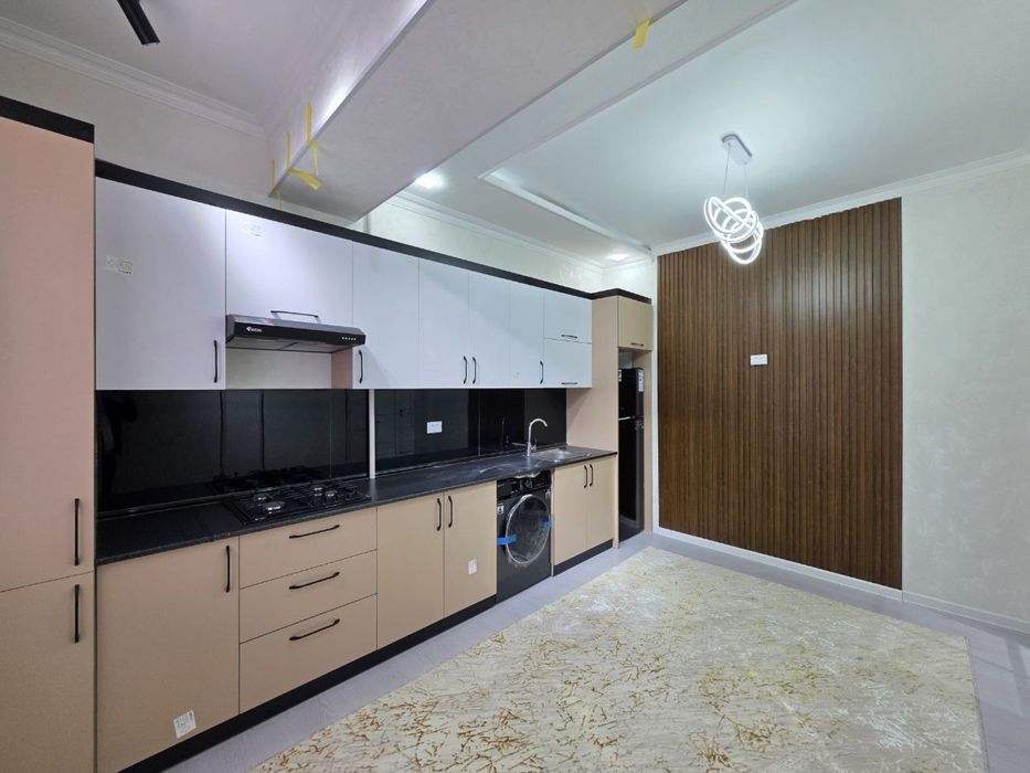 3 xonali kvartira sotiladi. 9 - qavatda liftli domda. Titova