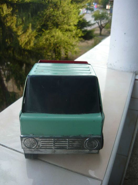 Старо метално камионче