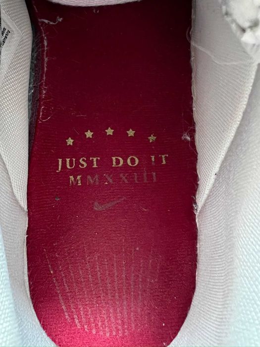 Air Force 1 '07 SE Swoosh Pocket, ca noi (foarte putin purtati)