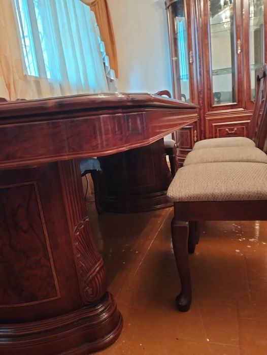 Гостиный стол со стульями