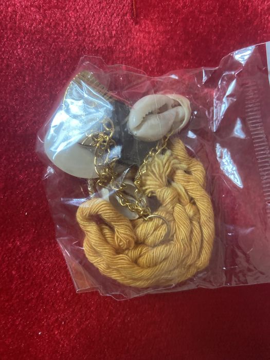 Мяч для фитнеса,часы,замок для велосипеда,бижутерия брошки