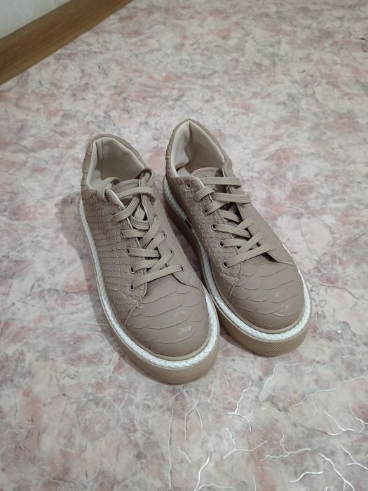 Женский кроссовка новый