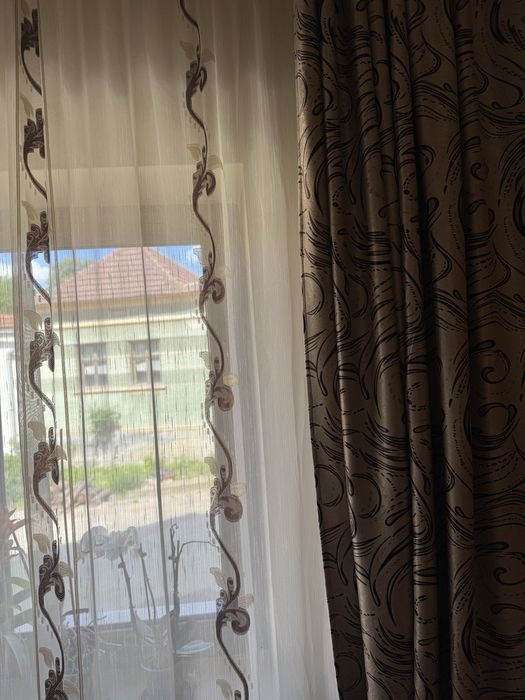 Draperie cu crem cu detalii maro