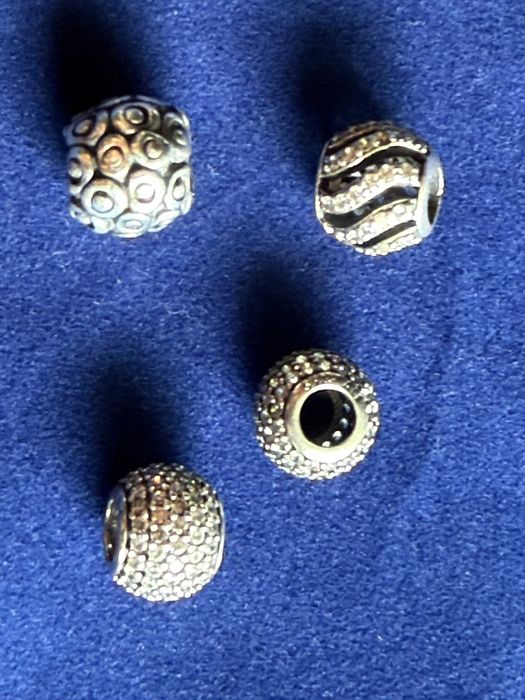 Гривна Pandora с 21 талисмана в отлично състояние на супер цена