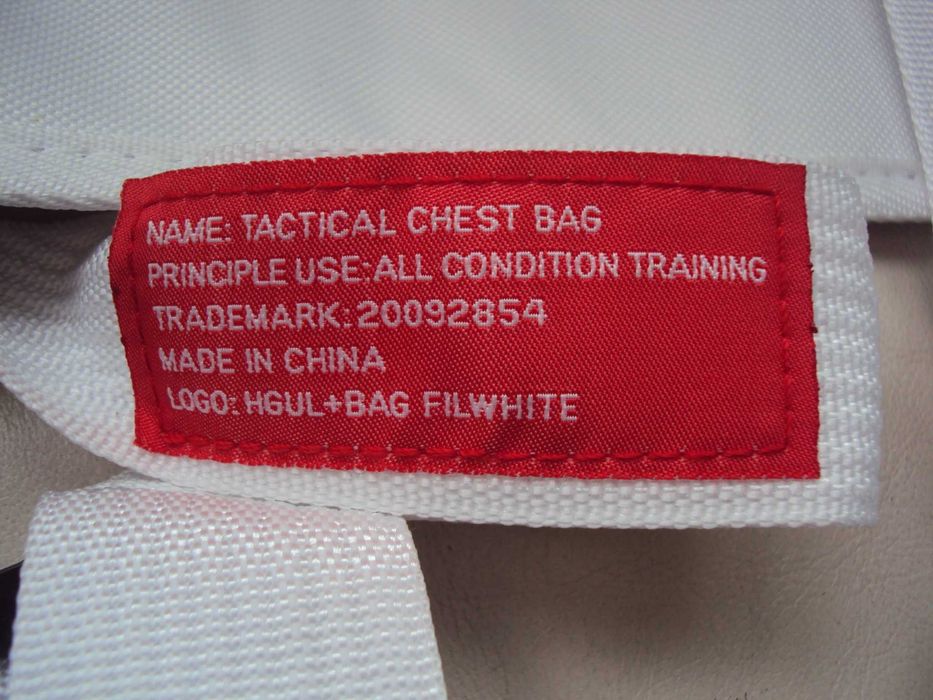 Бяла чанта спортна, която се закопчава на гърба