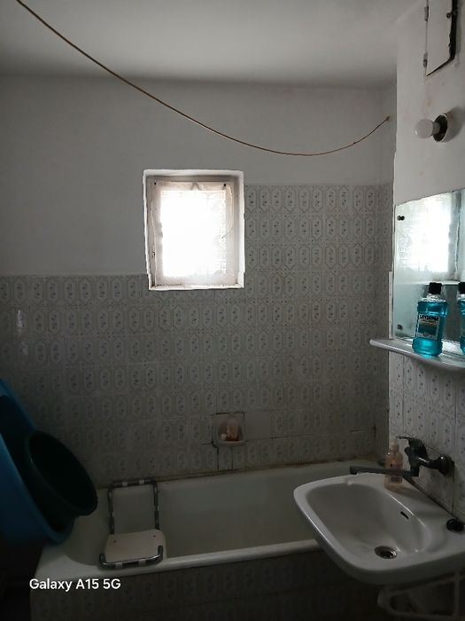Închiriez apartament cu trei camere