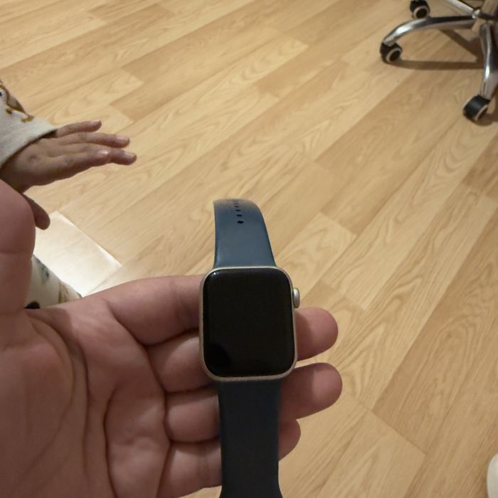 Продам с документами Apple watch SE