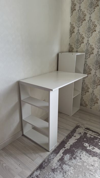 Белый компьютерный стол