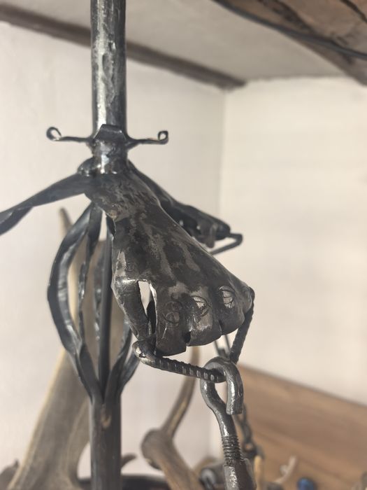 Ръчно кован полюлеи