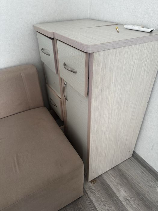 Бесплтано  .Отдам даром диван и комод
