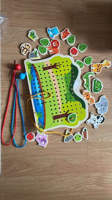 Joc din lemn playtive cu animale și sireturi