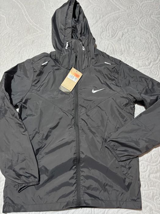 Geaca de alergare nike neagra
