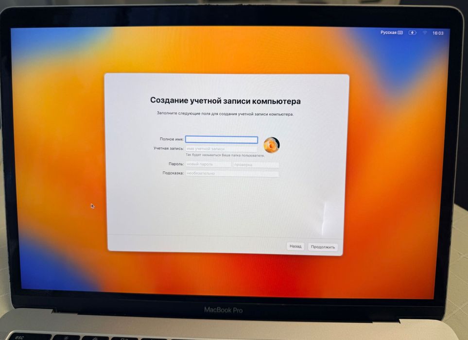 MacBook Pro 13” 2017 + зарядно, работещ, с дефект на дисплея