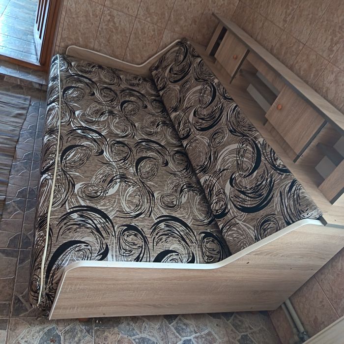 Vând pat recamier foarte bine întreținut