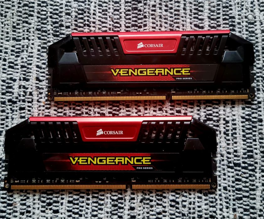 Corsair Venegeance RED 16gb RAM DDR3 2400mhz