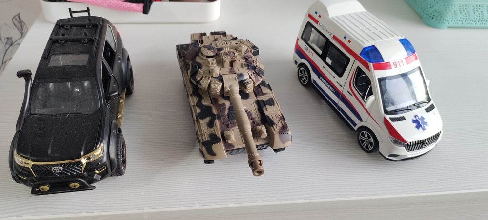 Продам машинки металлические