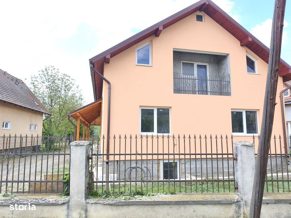 Casa cu etaj semifinisata 150 mp, teren 1100 mp in Ernei