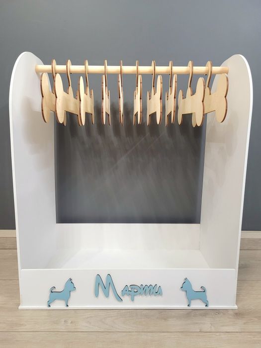 Дървена закачалка за кучешки дрешки.