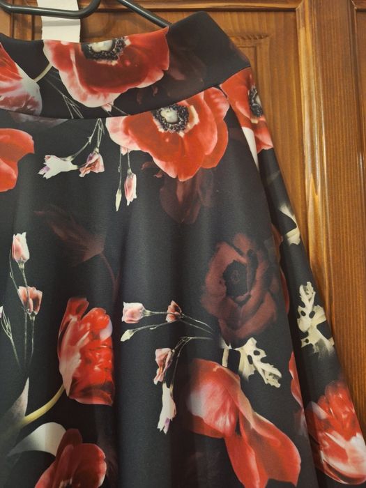 Fusta cu flori, neagră