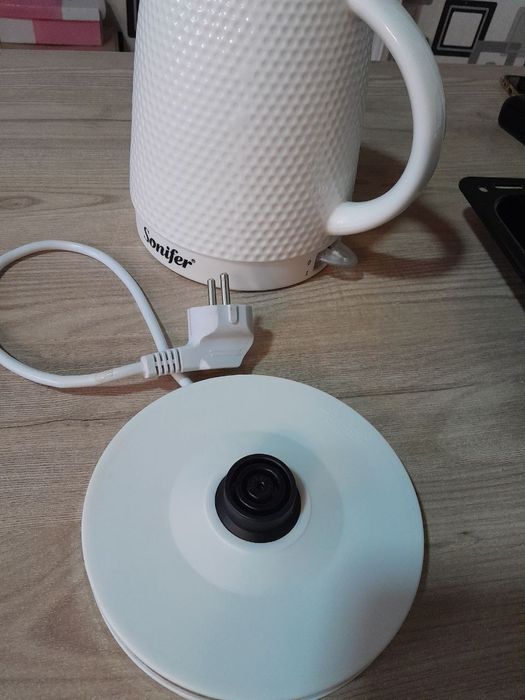 Продам срочно эктрический чайник