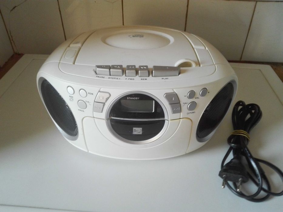 Радиокасетофон с CD и две къмпингови лампи.