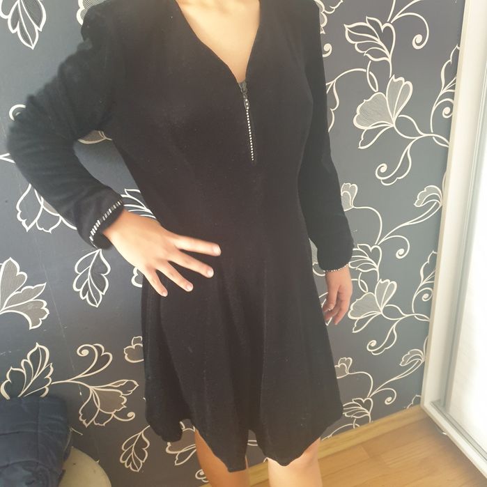 vand rochie neagra de okazie cu strasuri