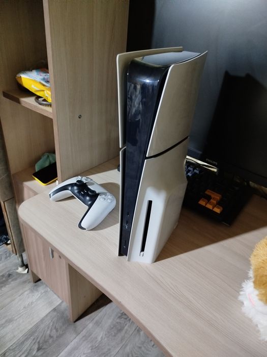 Продам PS5 Slim срочно