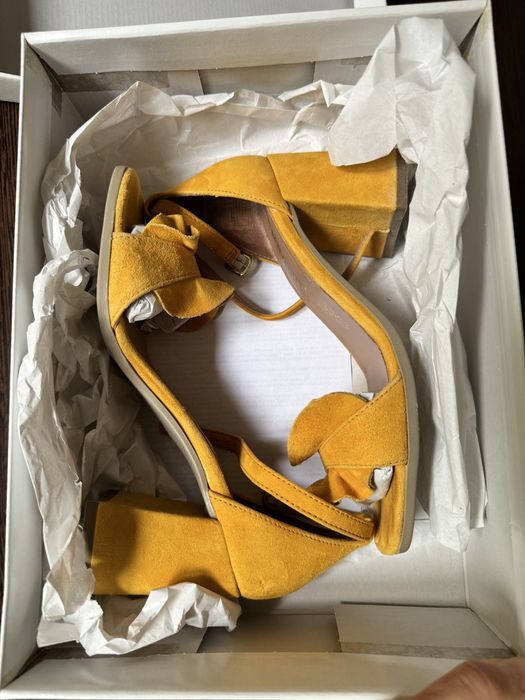 Sandale galbene, piele intoarsa, 36, Benvenuti