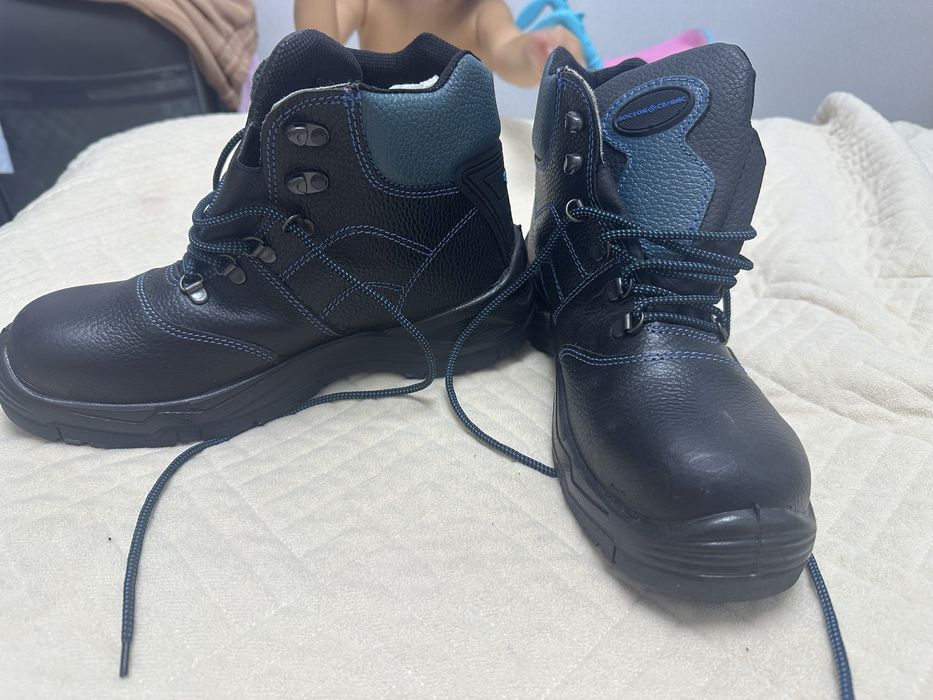 Продам строительные ботинки мужские 42 р