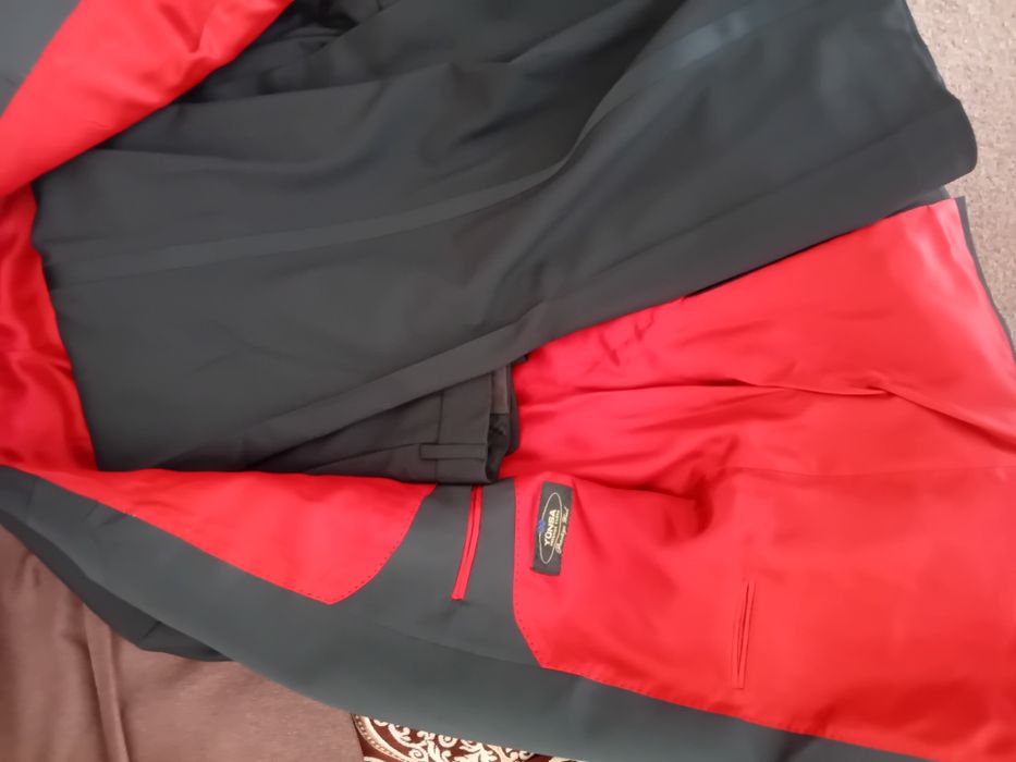 Vând 2 costume ,cel negru  nou