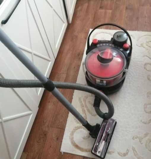 Продам моющий пылесос в отличном состоянии! Всасывает пыль и крошки