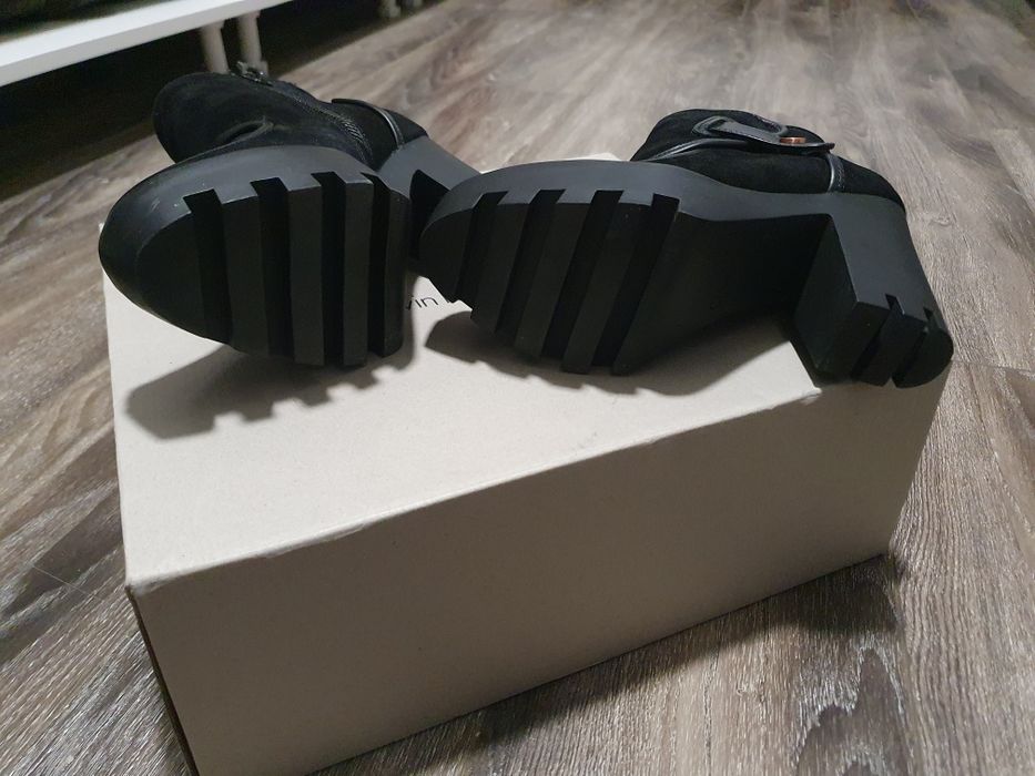 Botine Calvin Klein piele intoarsa, marimea 35, ca noi