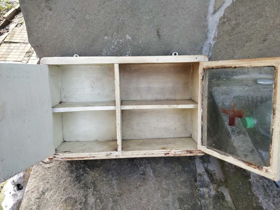 Старинна аптечка в добро състояние