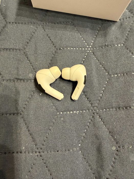Apple AirPods Pro — отлично състояние, оригинал + заряден кейс