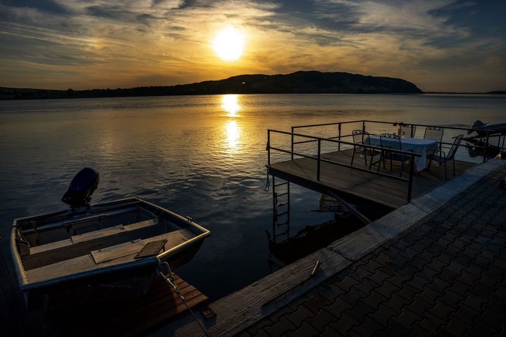Închiriez casa pe malul Dunării ( Cu ponton pe Dunare)