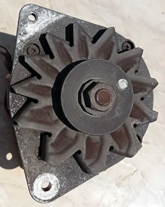 Алтернатор / генератор на фирмата Бош за лек автомобил.