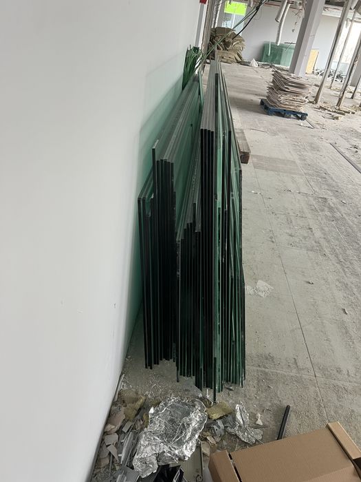 Vând sticlã securizata 8-10 mm- ideala pentru sere, terase etc.