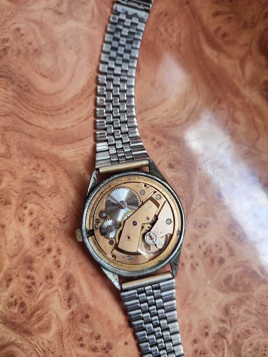 Vând ceas atlantic revisat merge perfect e la mine de 50 de ani