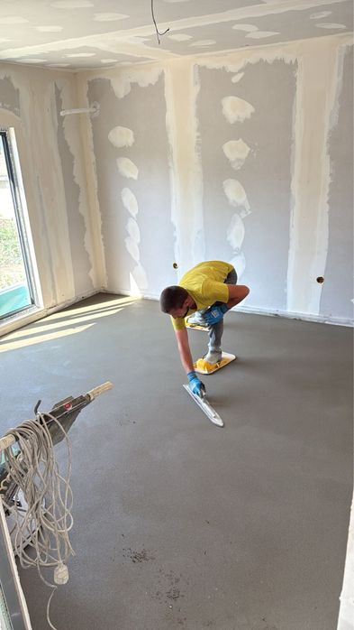 Машинно полагане на подова замазка!