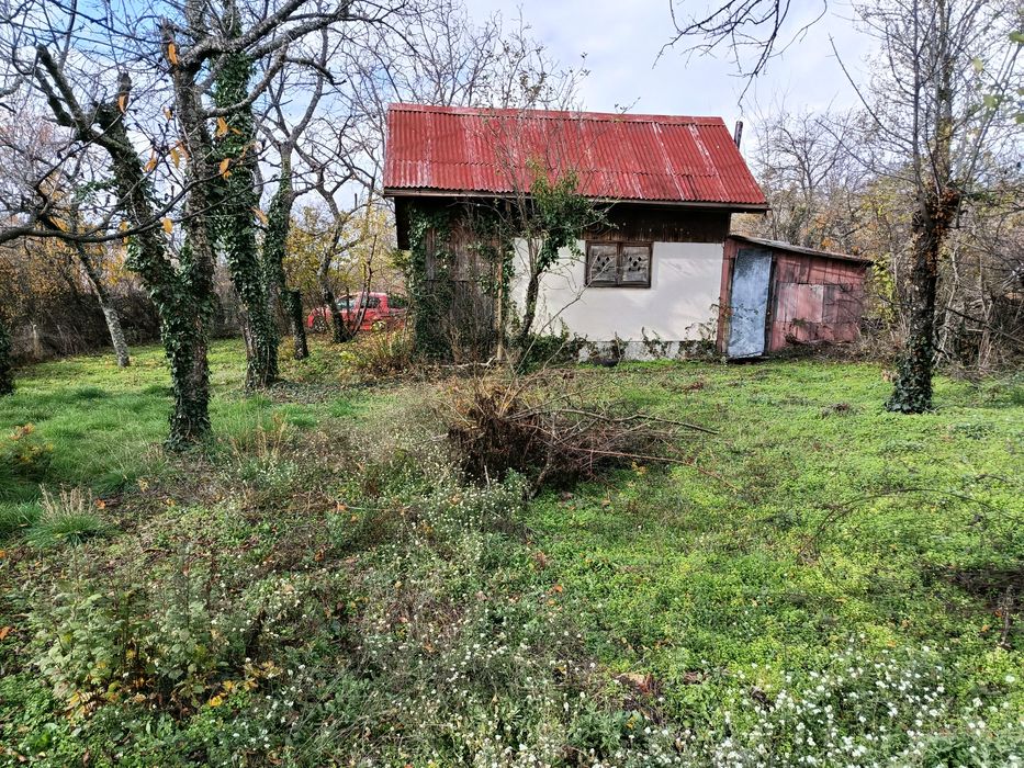 Вила източно от военния полигон в Казанлък